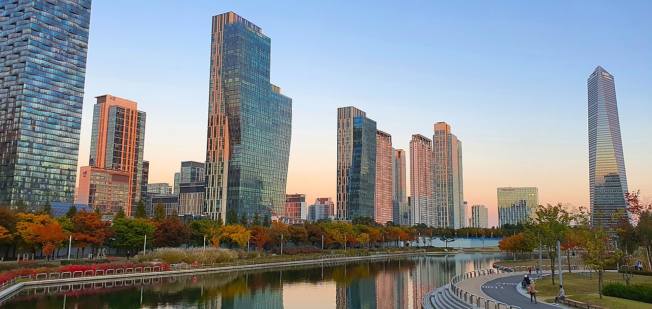 2021년 10월 인천 송도 센트럴파크의 수변과 건물 풍경